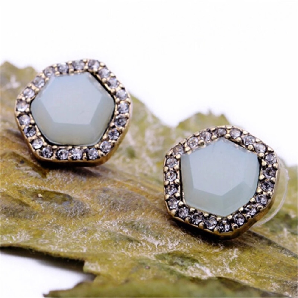 NEW! Gorgeous stud earrings